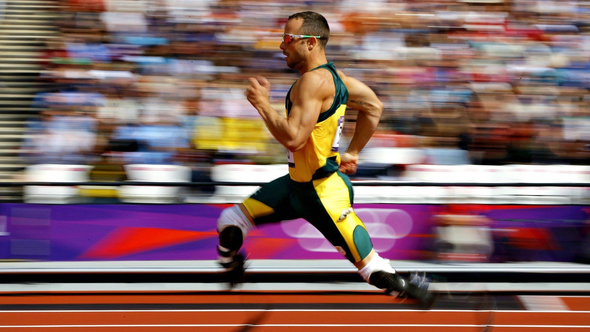 kering.com-“从泥泞到雪地：极端环境下的速度较量”，我们从泥泞中走来